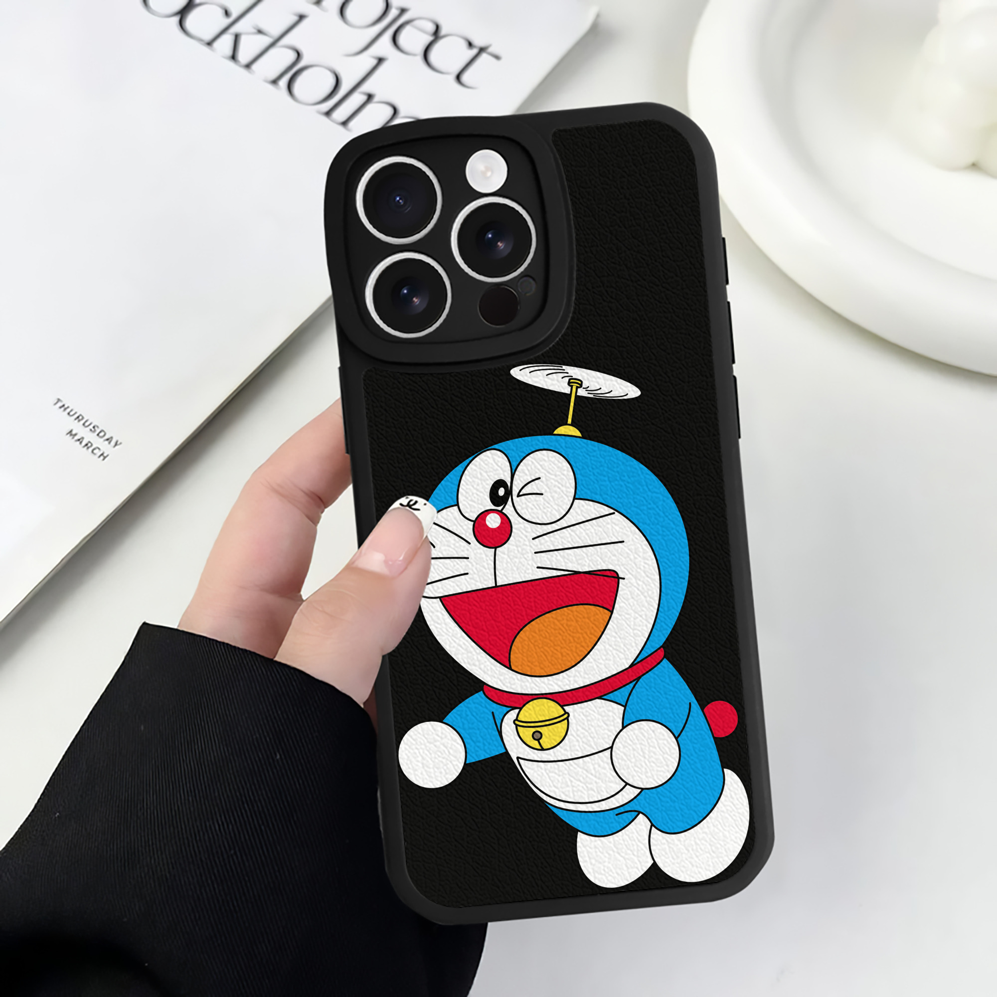 （画像用） ドラえもん Doraemon 【iPhone 16シリーズ対応】シリコンスマホケース（レザー調） 材質：シリコン